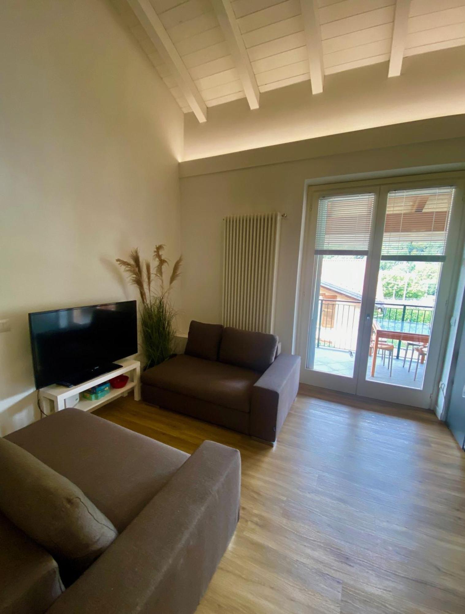 Modern Apartment With Terrace And Mezzanine Floor Colico Eksteriør bilde